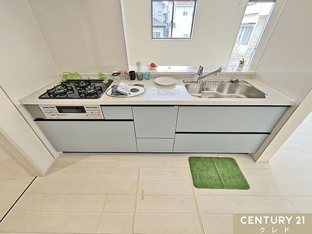 開放感のある対面式キッチンは家族に手渡しで料理や食器を手渡せます。コミュニケーションをとりながらスムーズな配膳や後片付けができます。