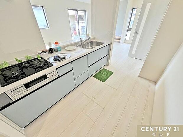 収納豊富なシステムキッチンは動線にゆとりを作り、住空間を広く確保。キッチンツールなどもすっきりと収納することができ毎日のお料理やお掃除も快適に行うことができます。