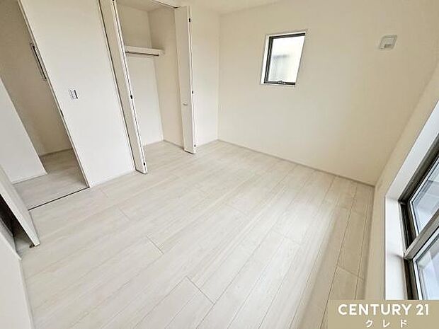 【洋室7帖】余裕のある広さで快適に過ごせる室内は夫婦2人の寝室にもおすすめです。ベッドサイドにテーブルを置いたり、読書のための灯りや本を置くこともできます。