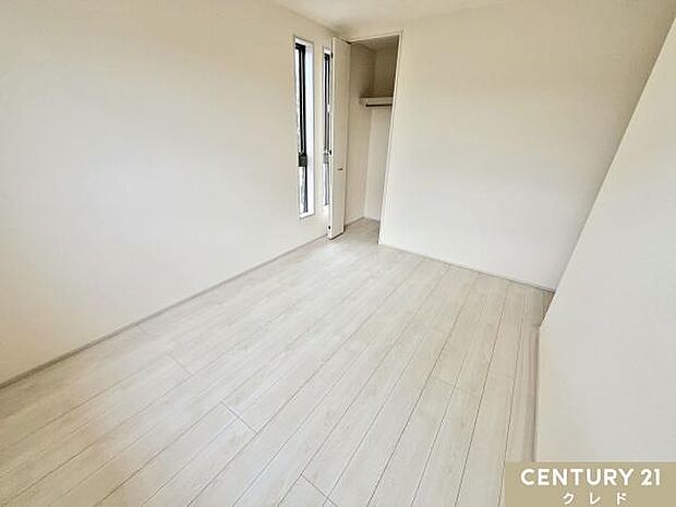 【洋室6.5帖】6帖はお子様の勉強部屋にも適した広さ！勉強机や本棚などの家具を置いてもフリースペースも確保することができます。