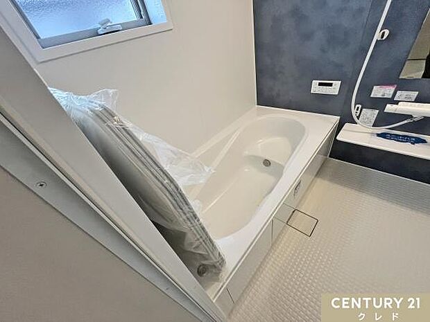 節水もできるベンチタイプの浴槽を採用。お子様とのお風呂の時も安心。ゆったりと半身浴を楽しんだりと、好みの入浴方法を満喫できます。