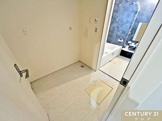 【ランドリールーム】浴室と隣接した独立の洗濯専用スペースとして使用できます。隣接する浴室の乾燥機能と組み合わせることで、洗う、干す、乾かすが一箇所で完結できます。