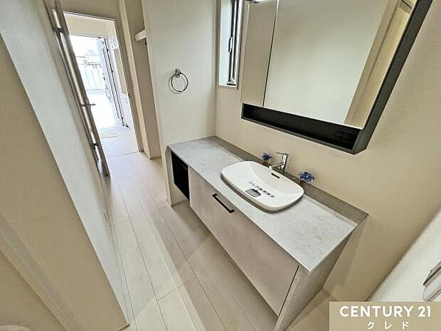 【パウダールーム】水回りがそれぞれ独立した造りは朝の混雑を解消できる最大のメリット。幅の広い独立洗面台は家族が並んで身支度ができます。