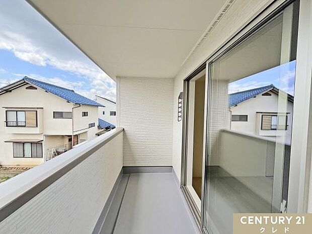 急な雨にも安心のインナーバルコニーを配したお住まい。南に面しており洗濯物が乾きやすく、家事の時短にも貢献します。室内にも暖かな陽光を取り入れることができます。