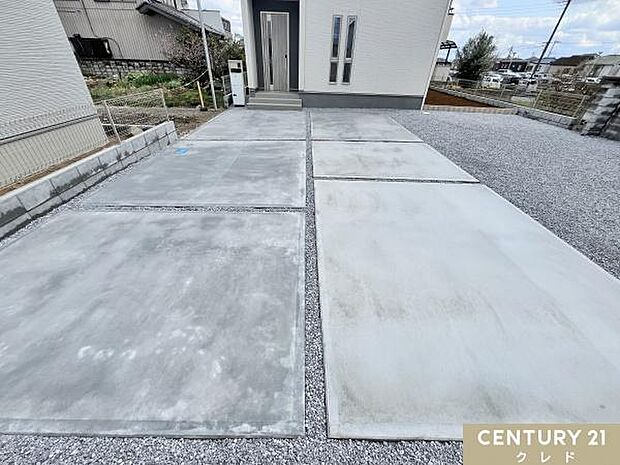 並列3台を停めることのできる駐車場は、スペースが広く家族の車や来客も余裕を持って駐車可能。出入りも快適で効率的にスペースを使えます。