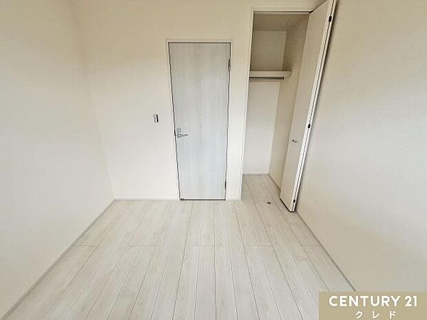 【洋室南側4.5帖】スマートな室内は多様な用途に柔軟に対応できる点が魅力。書斎やワークスペースなどに活用できる使い勝手の良いスペースです。