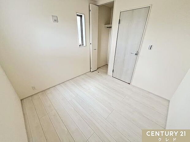 【洋室北側4.5帖】全室複層ガラスを採用。断熱性に優れ、一年を通して快適な室内を実現。防音効果も高く外の騒音を軽減。紫外線カット機能もあり、お気に入りの家具やカーペットの色あせを防ぎます。