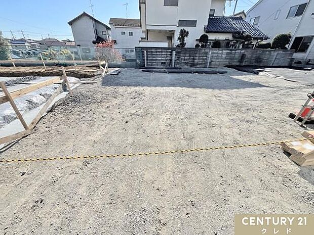 ゆとりの敷地内には並列3台の車が駐車可能！広さを活かして、本格的な家庭菜園なども楽しめます。