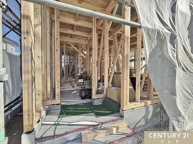 柱や梁などのお家の主要な部分が組まれ、段々とお家の形が出来上がってきました！