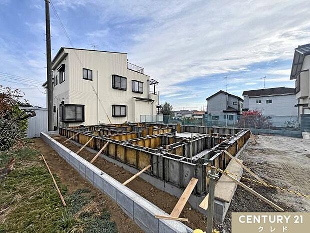 現在基礎の状態です。地盤調査を行った後に、家の面積と同じ大きさの基礎を作ることでしっかりと家を支えます。