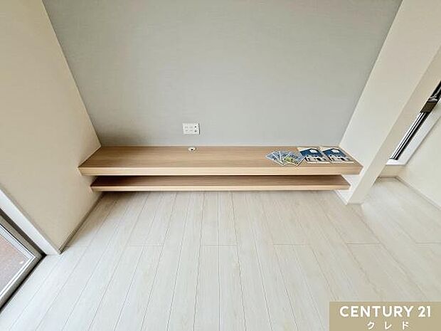 【造作ベンチ】アクセントウォールと造作ベンチは、絵本・おもちゃ・ランドセルなどの定位置づくりに活用できます。シンプルなデザインは、子どもが巣立った後も、長く飽きないインテリアになります。