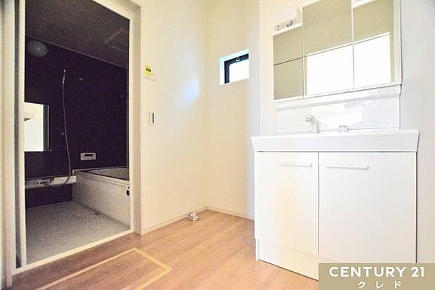 使い勝手の良い三面鏡化粧台！鏡の内側、洗面台下はすべて収納スペースになっています。散らかりがちなアイテムも整理整頓できます。