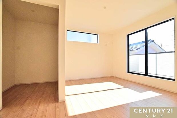 【洋室8.7帖】ダブルベッドを置いてもスペースに余裕のある広さはご夫婦の主寝室にピッタリです。衣類やバッグなどもたっぷり入るWIC付き。