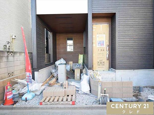 駐車1台可能なビルドインガレージ。雨の日でも濡れずに車に乗り降りできるので、荷物の積み下ろしや買い物帰りも安心です。