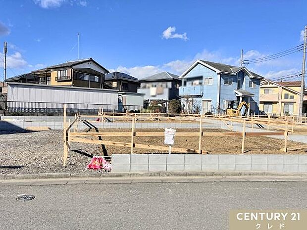 建物の正確な位置や高さを決める、家づくりの基準となる非常に大切な作業を行っています。これから基礎工事へと進んでいきます。