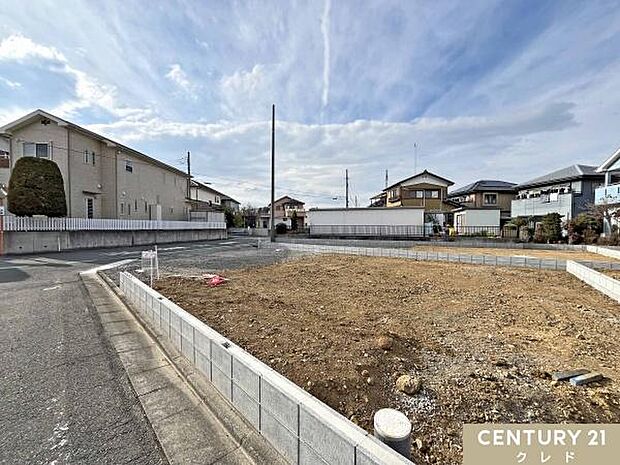 通勤やお子様の送り迎え、お買い物など、ご夫婦でお車をお持ちの方も安心な駐車場並列2台！