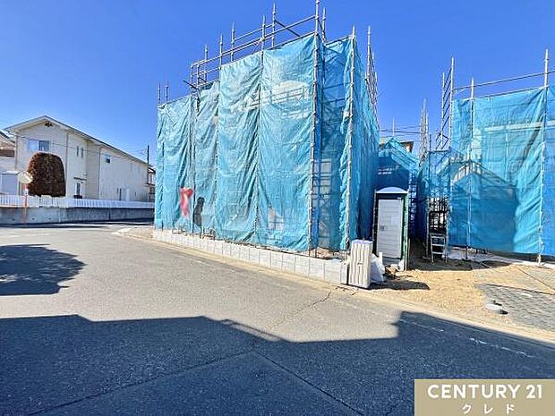 閑静な住宅地で、日当たり良好！収納などの設備もしっかりと設計されています。全棟駐車スペース2台分を確保した子育て世代にもオススメの新築分譲住宅。