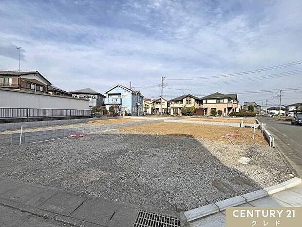 敷地46〜65坪のゆとりに満ちた全5棟の新邸。商業施設も近隣に揃い、暮らしやすさが魅力の “坂戸市にっさい花みず木エリア” に誕生します!