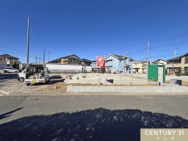 現在は基礎工事中です。床全面と立ち上がりを鉄筋コンクリートで施工することで、安心して暮らせる地震に強い基礎を造ります。