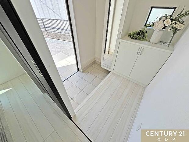 家族みんなの靴をすっきり収納できる、大容量シューズボックス付きの玄関。扉には全身鏡が付いており、お出かけ前のコーディネート確認もバッチリです。