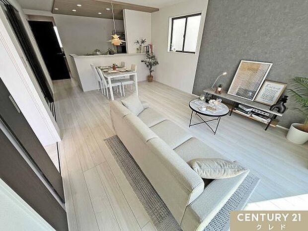 【LDK16帖】奥行きのある広々としたLDK16帖。大きめのソファやTVボードを置いてもゆとりがあり、ご家族みんなでゆったりとくつろげるリビングです。