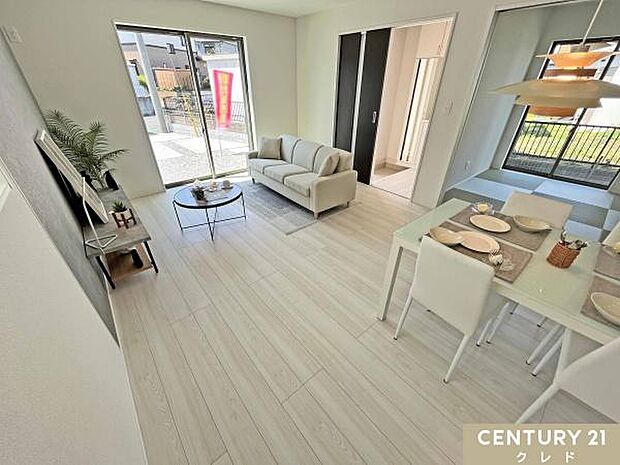 【LDK16帖】南西側に開口部を設けたリビングは、明るい光がたっぷりと入る居心地の良い空間。ご家族みんなが自然体で心地良く過ごすことができます。