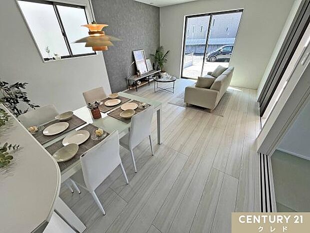 【LDK16帖】リビングにはモデル家具を設置。実際の暮らしをイメージしやすく、家具のレイアウトや生活動線も想像しやすくなっています。新生活のイメージがぐっと広がる参考になる空間です。