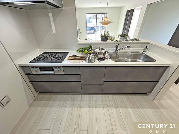 リビングで遊ぶお子さまを見守りながら調理ができる、安心の対面式キッチン。清潔感あふれる空間で、毎日の家事も楽しくなりそうです。