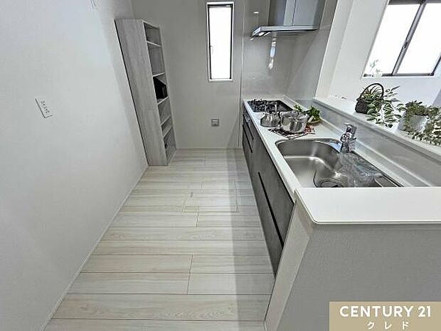 キッチンは大人2人が並んでもゆとりのある広さで、毎日の家事の時間も快適に。お子さまの「やってみたい！」にも、笑顔で応えたくなる空間です。