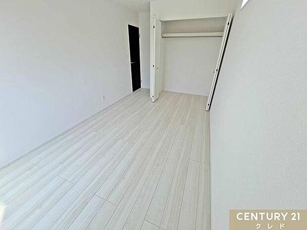 【洋室7.25帖】ゆとりある7.25帖の洋室は、ダブルベッドを置いても余裕のある広さ。2面採光で陽当たり風通し良好。掃き出し窓からは外へ出られ、開放感たっぷり。