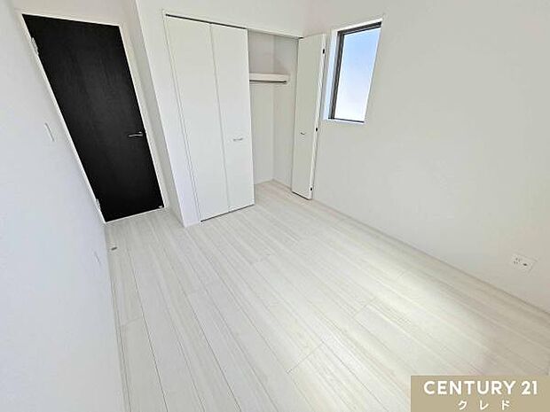 【洋室5.25帖】ホワイト×木目調の明るく清潔感のある洋室。シンプルで使いやすいお部屋はお子様のお部屋としても長く使うことができます。