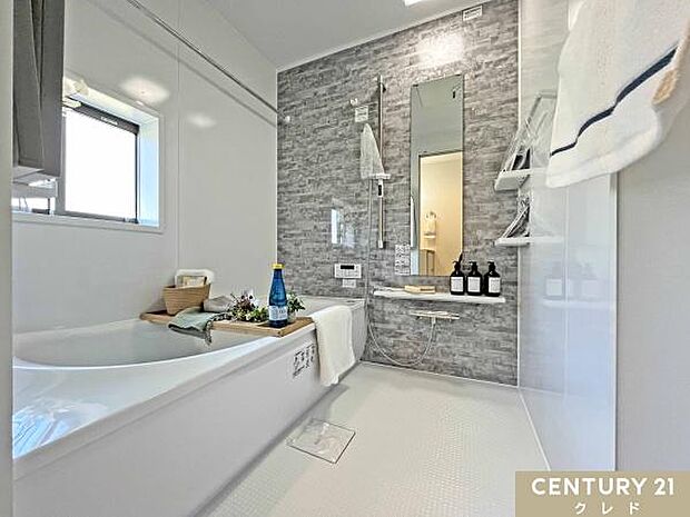 節水もできるベンチタイプの浴槽を採用。お子様とのお風呂の時も安心。ゆったりと半身浴を楽しんだりと、好みの入浴方法を満喫できます。