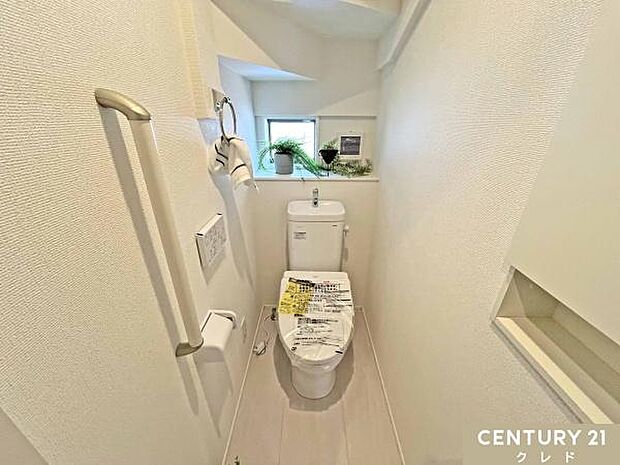 快適性と衛生面を兼ね備えたウォシュレット機能付きトイレ。窓付きで明るく、換気もしやすい空間で、日常的に清潔を保てます。