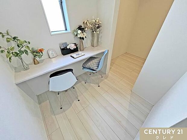 便利な造作カウンターは、お子様のリビング学習スペースとして大活躍。奥には大容量のパントリーを備え、キッチン周りをいつでもスッキリ保てます。