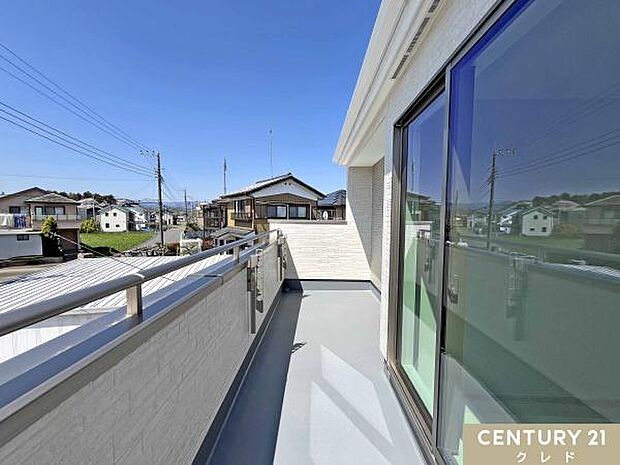 一日を通して陽光が心地よく降り注ぐ、南西向きのワイドバルコニー。洗濯物が乾きやすいのはもちろん、室内にも明るい自然光が差し込みます。