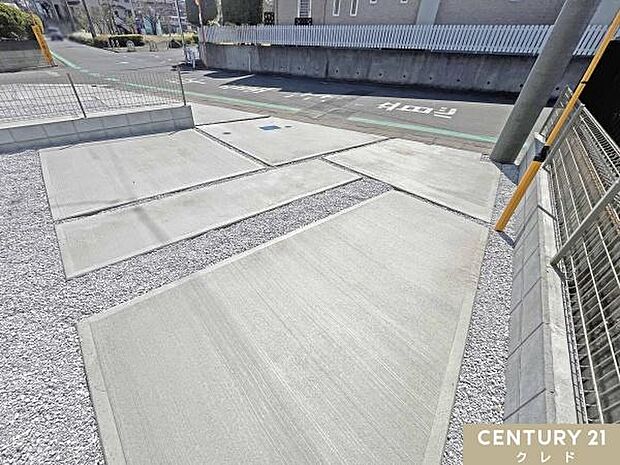 並列2台駐車可能なカースペース。間口も広く、駐車が苦手な方でもゆとりをもってお使いいただけます。