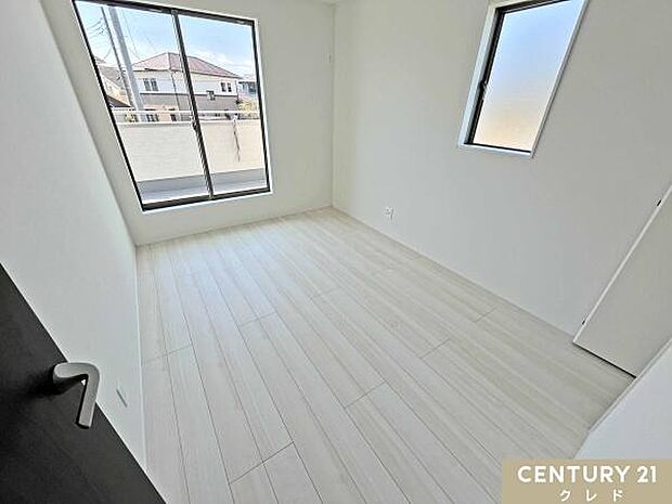 【洋室6帖】2面採光で陽光がたっぷりと降り注ぐ、明るく開放的な6帖の洋室。大きな窓からはバルコニーへ出入りでき、お布団干しなどもスムーズです。