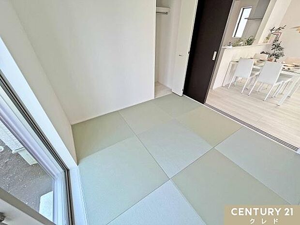 【和洋室4.5帖】キッチンから目の届く和洋室は、お子様のお昼寝や遊び場にぴったりです。引き戸を開ければリビングと繋がり広々とした空間として利用できます。