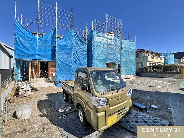 4号棟は2つの居室が繋がるゆとりあるバルコニーの付いた4LDK。建物の骨組みや内部仕様を作る工程では住空間を形作ります。部屋の大きさや位置などが快適な暮らしを実現します。