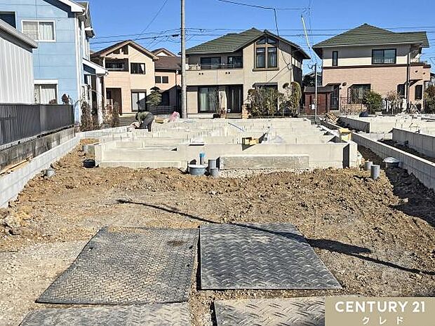 現在は基礎工事中です。床全面と立ち上がりを鉄筋コンクリートで施工することで、安心して暮らせる地震に強い基礎を造ります。