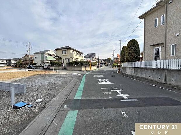 前面道路は7.6m公道でお車の出し入れもスムーズに行えます。