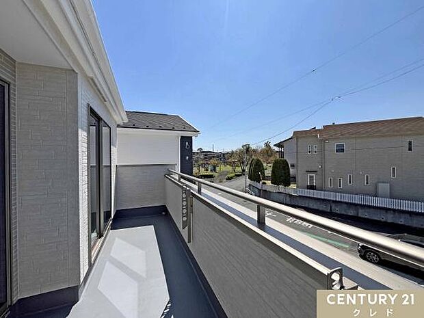 バルコニーからの眺望です。晴れた日には青空が広がり、心地よい風に包まれながら、ゆったりとした時間をお過ごしいただけます。