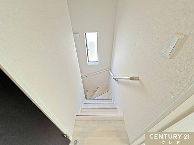 安全性に配慮した手すり付き階段。小さなお子さまやご高齢の方も安全に上り下りできる、ご家族みんなが安心して使えるやさしい設計です。