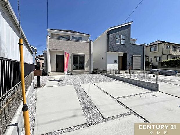 敷地ゆとりの50坪、並列2台駐車可能で、前面道路も広く車の出し入れがスムーズです。商業施設も近隣に揃い、暮らしやすさが魅力の住環境は、子育て家族にもオススメ！