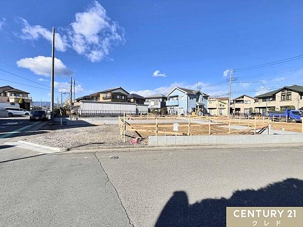 建物の正確な位置や高さを決める、家づくりの基準となる非常に大切な作業を行っています。これから基礎工事へと進んでいきます。