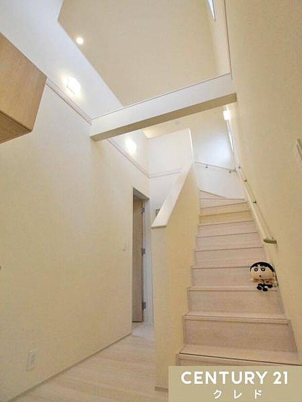 玄関を入ると、階段上部が吹抜けになった開放的な空間が広がります。高い位置からの採光により、暗くなりがちな玄関や階段スペースも明るく照らされます。