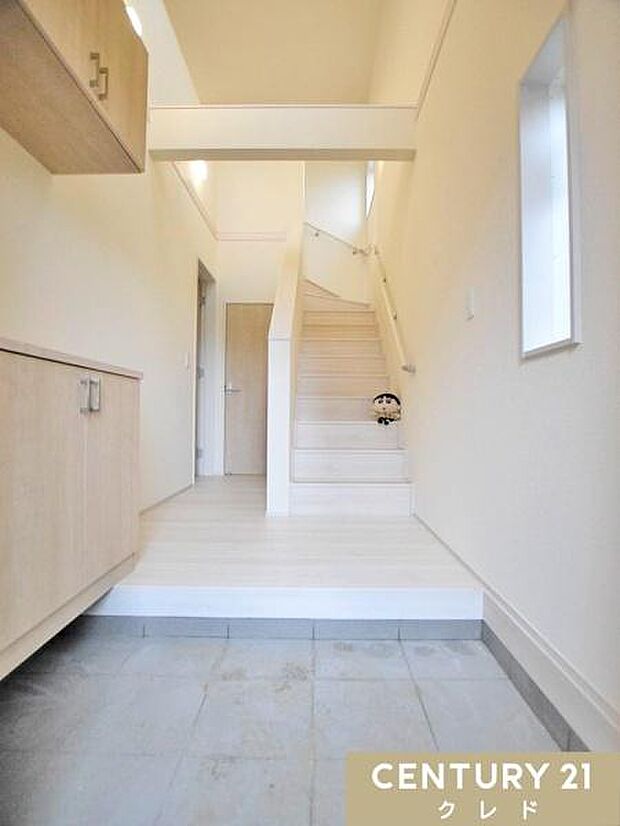 優しい色合いの明るく清潔感のある玄関。家族分の靴もスッキリ収納可能なシューズボックス付きで、いつでも綺麗な空間を保てます。