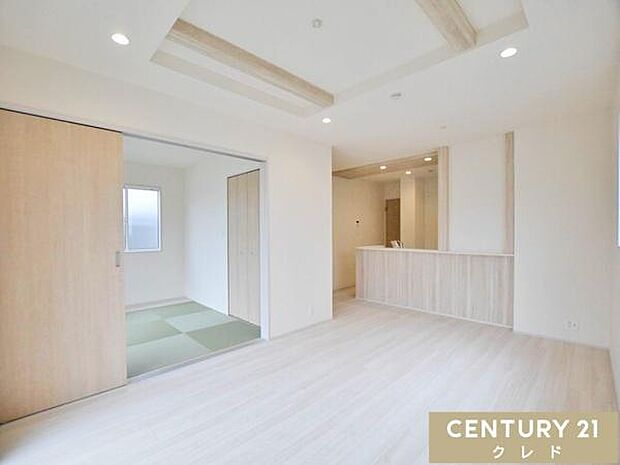 【LDK16.75帖】折上天井が空間に奥行きと開放感を演出するLDK16.75帖。隣接する和室の引き戸を開け放てば、さらに広々とした大空間としてお使いいただけます。