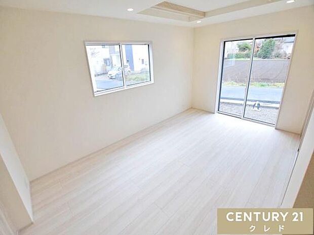 【LDK16.75帖】南西側に開口部を設けたリビングは、明るい光がたっぷりと入る居心地の良い空間。ご家族みんなが自然体で心地良く過ごすことができます。