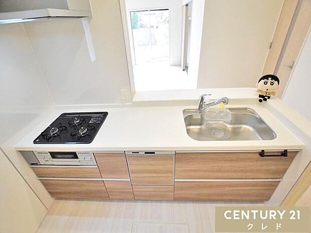 3口コンロや浄水器、家事の時短に大活躍の食洗機など、家事をサポートする設備も充実。デザイン性と機能性を兼ね備えたキッチンです。